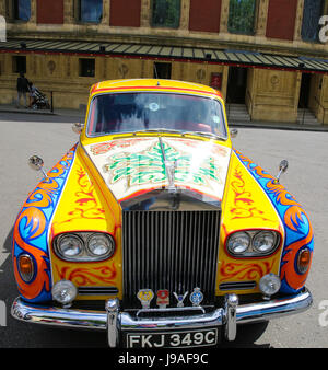 London, UK. 1. Juni 2017. Pfeffer-Kostüm mit psychedelischen Rolls Phantom – statt 50 Jahre nach dem Tag der Veröffentlichung des Albums Sgt. Peppers Lonely Hearts Club Band. Der Fototermin findet vor der ausverkauften Show in der Royal Albert Hall vom The Bootleg Beatles/Liverpool Philharmonic Orchestra. Bildnachweis: Dinendra Haria/Alamy Live-Nachrichten Stockfoto