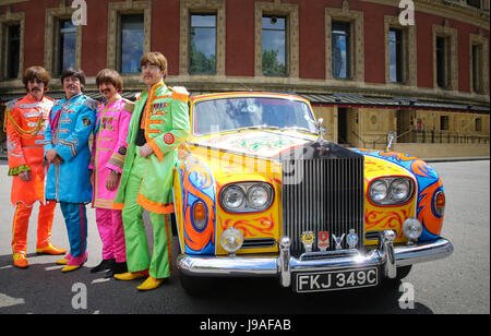 London, UK. 1. Juni 2017. Pfeffer-Kostüm mit psychedelischen Rolls Phantom – statt 50 Jahre nach dem Tag der Veröffentlichung des Albums Sgt. Peppers Lonely Hearts Club Band. Der Fototermin findet vor der ausverkauften Show in der Royal Albert Hall vom The Bootleg Beatles/Liverpool Philharmonic Orchestra. Bildnachweis: Dinendra Haria/Alamy Live-Nachrichten Stockfoto