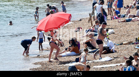 Brighton, UK. 1. Juni 2017. Brighton Beach ist gepackt als flammende Juni beginnt mit ein weiterer heißer Tag an der Südküste des Vereinigten Königreichs mit Temperaturen um 26 Grad Celsius Credit erwartet: Simon Dack/Alamy Live News Stockfoto