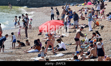 Brighton, UK. 1. Juni 2017. Brighton Beach ist gepackt als flammende Juni beginnt mit ein weiterer heißer Tag an der Südküste des Vereinigten Königreichs mit Temperaturen um 26 Grad Celsius Credit erwartet: Simon Dack/Alamy Live News Stockfoto