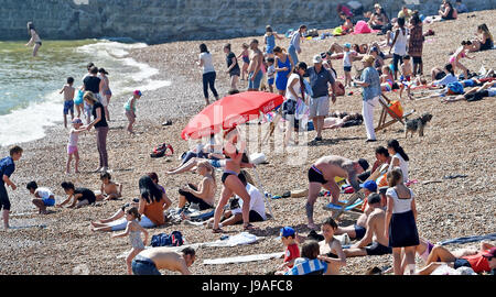 Brighton, UK. 1. Juni 2017. Brighton Beach ist gepackt als flammende Juni beginnt mit ein weiterer heißer Tag an der Südküste des Vereinigten Königreichs mit Temperaturen um 26 Grad Celsius Credit erwartet: Simon Dack/Alamy Live News Stockfoto
