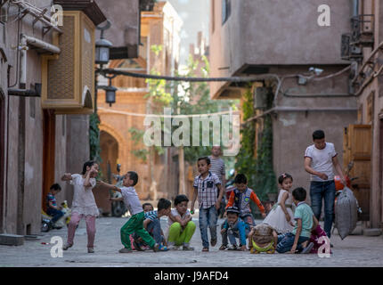 Kashgar, Chinas Xinjiang Uygur Autonome Region. 20. Mai 2017. Kinder spielen Sie eine Partie in der alten Stadt Kashgar, Nordwesten Chinas Xinjiang Uygur Autonome Region, 20. Mai 2017. Bildnachweis: Li Jing/Xinhua/Alamy Live-Nachrichten Stockfoto