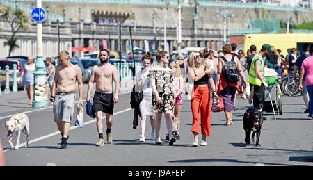 Brighton, UK. 1. Juni 2017. Brighton Seafront steckt als flammende Juni beginnt mit ein weiterer heißer Tag an der Südküste des Vereinigten Königreichs mit Temperaturen um 26 Grad Celsius Credit erwartet: Simon Dack/Alamy Live News Stockfoto