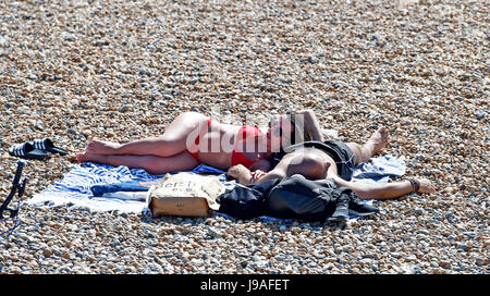 Brighton, UK. 1. Juni 2017. Brighton Beach ist gepackt als flammende Juni beginnt mit ein weiterer heißer Tag an der Südküste des Vereinigten Königreichs mit Temperaturen um 26 Grad Celsius Credit erwartet: Simon Dack/Alamy Live News Stockfoto
