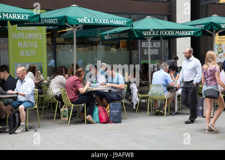London, UK. 1. Juni 2017. Sonnenschein wird während der Halbzeit in London fortgesetzt. Familien genießen das gute Wetter und Speisen Sie im Freien im Freien den gesamten Lebensmittel-Markt. Bildnachweis: Keith Larby/Alamy Live-Nachrichten Stockfoto