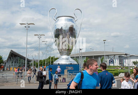 Cardiff, Wales, UK. 1. Juni 2017. Große Replik des UEFA-Pokals in der Cardiff Bay, mit Menschen, Donnerstag, 1. Juni 2017 Credit: Nick Jenkins/Alamy Live News Stockfoto