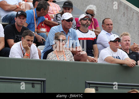 Paris, Frankreich. 1. Juni 2017. Coach Ivan Lendl und Ehefrau Kim Sears beobachten schottischen Tennisspieler Andy Murray in Aktion während seines Spiels in der 2. Runde der French Open in Roland Garros gegen Slowakische Tennisspieler Martin Kizan am 1. Juni 2017 in Paris, Frankreich - Credit: Yan Lerval/Alamy Live News Stockfoto