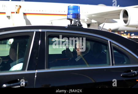 Datei - Datei Bilder vom 1. Juli 2016 zeigt der deutsche Außenminister Frank-Walter Steinmeier saß in seinem Auto nach seiner Rückkehr am Flughafen Tegel in Berlin, Deutschland. Das Bild von Zentralbild weiterverbreitet Jan Woitas gewann den 2. Platz in der Kategorie Politik von der Dpa-Foto-Wettbewerb "Foto des Jahres 2016'. Die Dpa (deutsche Presse-Agentur) hat für das 16. Jahr seiner "Bild des Jahres" prämiert. Eine unabhängige Jury vergibt Preise für die besten Bilder von der Dpa-Foto-Service. Foto: Jan Woitas/Dpa-Zentralbild/dpa Stockfoto