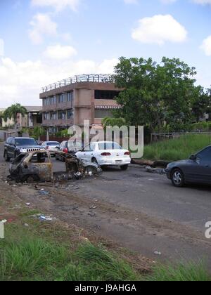 Ciudad Guayana, Puerto Ordaz, Venezuela. 1. Juni 2017. Proteste gegen die Regierung weiter in verschiedenen Bereichen dieses südamerikanischen Landes. Fester Abfälle, Müllsäcke, Äste, Luftreifen und sogar verbrannten Fahrzeuge sind Teil der Objekte, die einige der Straßen in der Stadt verursacht ernste Hindernisse im Kfz-Verkehr behindern. Bildnachweis: Jorgeprz / Alamy live-News. Stockfoto