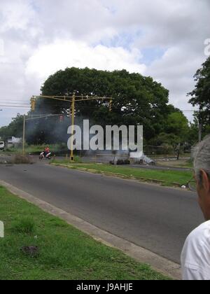 Ciudad Guayana, Puerto Ordaz, Venezuela. 1. Juni 2017. Proteste gegen die Regierung weiter in verschiedenen Bereichen dieses südamerikanischen Landes. Fester Abfälle, Müllsäcke, Äste, Luftreifen und sogar verbrannten Fahrzeuge sind Teil der Objekte, die einige der Straßen in der Stadt verursacht ernste Hindernisse im Kfz-Verkehr behindern. Bildnachweis: Jorgeprz / Alamy live-News. Stockfoto