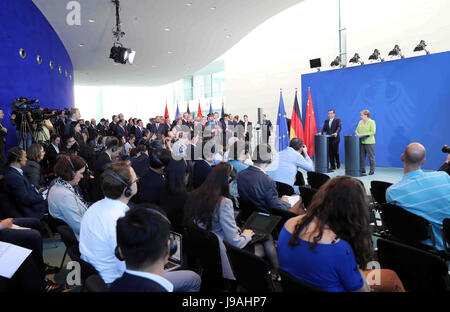 Berlin, Deutschland. 1. Juni 2017. Der chinesische Ministerpräsident Li Keqiang und seinem deutschen Amtskollegen Angela Merkel treffen Reporter bei einer gemeinsamen Pressekonferenz in Berlin, Deutschland, 1. Juni 2017. Bildnachweis: Liu Weibing/Xinhua/Alamy Live-Nachrichten Stockfoto