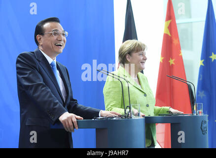 Berlin, Deutschland. 1. Juni 2017. Der chinesische Ministerpräsident Li Keqiang und seinem deutschen Amtskollegen Angela Merkel treffen Reporter bei einer gemeinsamen Pressekonferenz in Berlin, Deutschland, 1. Juni 2017. Bildnachweis: Zhang Duo/Xinhua/Alamy Live-Nachrichten Stockfoto