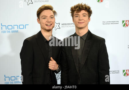 Düsseldorf, Deutschland. 1. Juni 2017. YouTubers DieLochis kommen für die 7. Web Video Award-Verleihung in Düsseldorf, 1. Juni 2017. Foto: Henning Kaiser/Dpa/Alamy Live News Stockfoto