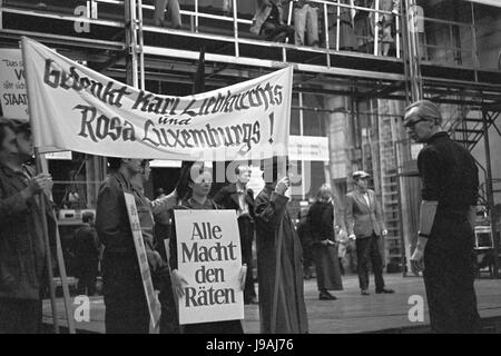 Berlin, Deutschland. 1. Juni 2017. Datei - Datei Bild datiert 31. Oktober 1968 zeigt Director Peter Palitzsch (R) während einer Aufführung des Stücks "Toller" von Tankred. Der Suhrkamp Verlag gab bekannt, dass Dorst im Alter von 91 in Berlin, Deutschland, 1. Juni 2017 starb. Foto: Fritz Fischer/Dpa/Alamy Live News Stockfoto