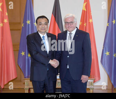 Berlin, Deutschland. 1. Juni 2017. Chinesischer Premier Li Keqiang (L) trifft sich mit Bundespräsident Frank-Walter Steinmeier in Berlin, Deutschland, 1. Juni 2017. Bildnachweis: Zhang Duo/Xinhua/Alamy Live-Nachrichten Stockfoto