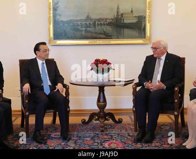 Berlin, Deutschland. 1. Juni 2017. Chinesischer Premier Li Keqiang (L) trifft sich mit Bundespräsident Frank-Walter Steinmeier in Berlin, Deutschland, 1. Juni 2017. Bildnachweis: Liu Weibing/Xinhua/Alamy Live-Nachrichten Stockfoto