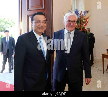 Berlin, Deutschland. 1. Juni 2017. Der chinesische Ministerpräsident Li Keqiang trifft sich mit Bundespräsident Frank-Walter Steinmeier in Berlin, Deutschland, 1. Juni 2017. Bildnachweis: Liu Weibing/Xinhua/Alamy Live-Nachrichten Stockfoto