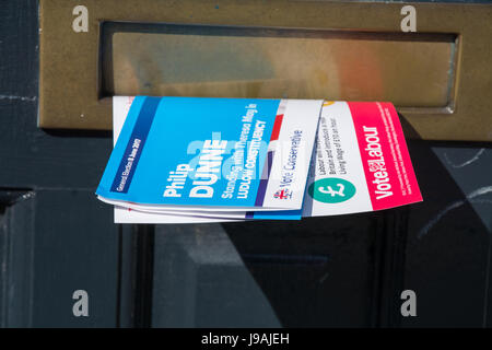 Britische allgemeine Wahl 2017. Kampagne Flugblätter für die Konservativen und Labour Party einen Briefkasten herausragen. Stockfoto