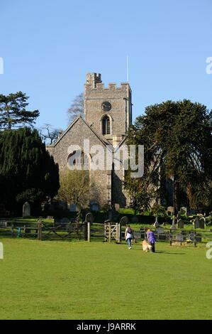 St Andrew & Str. Marys Kirche, Watton-auf-Stein, Hertfordshire, ist ein Feuerstein-Kirche mit Stein Dressings und eine zinnenbewehrte Turm und Treppe Turm Stockfoto