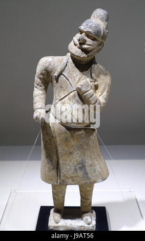 Westlichen Bräutigam Figur, China, Tang-Dynastie, 7. Jahrhundert n. Chr. graue Keramik mit gemalten Ornamenten Matsuoka Museum of Art Tokyo, Japan-DSC07248 Stockfoto