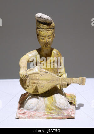 Sitzende weibliche Musiker, Abbildung 4 von 6, China, Tang-Dynastie, 7. Jahrhundert n. Chr., Stroh Glasur mit gemalten Ornamenten Matsuoka Museum of Art Tokyo, Japan-DSC07291 Stockfoto