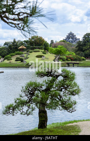 Korakuen garten Okayama, Sawa-no-IKE-Teich, Yuishinzan Hill. typisch japanischen Garten. Stockfoto
