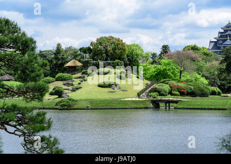 Korakuen garten Okayama, Sawa-no-IKE-Teich, Yuishinzan Hill. typisch japanischen Garten. Stockfoto