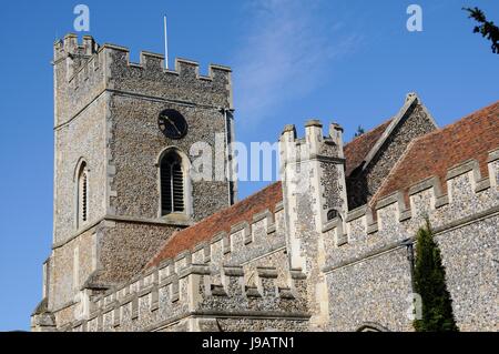 St Andrew & Str. Marys Kirche, Watton-auf-Stein, Hertfordshire, ist ein Feuerstein-Kirche mit Stein Dressings und eine zinnenbewehrte Turm und Treppe Turm. Stockfoto