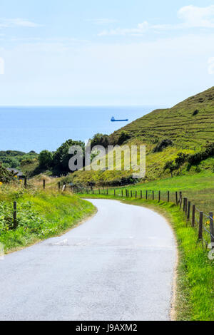 Kurvenreiche Straße hinunter zum Meer und Ringstead Bay, Dorset, England, Großbritannien Stockfoto