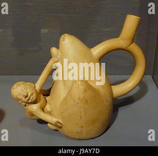Steigbügel Auslauf Schiff mit Gefangenen von einem Berg, Peru, Moche III, Nordküste, um 200 v. Chr., Steingut mit Creme Slip Krannert Art Museum, UIUC DSC06501 abgehängt Stockfoto