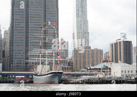 Der South Street Seaport, mit der South Street Seaport Museum 1885 Cargo Schiff, Wavertree, festgemacht am Pier 16.  27. Mai 2017 Stockfoto