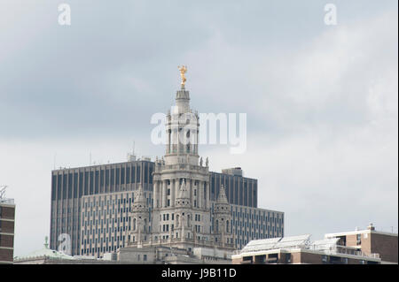 New York City Municipal Building in Lower Manhattan Civic Center wird von einer vergoldeten Statue namens "Civic Fame" durch Adolph Alexander Weinman überwunden. Stockfoto