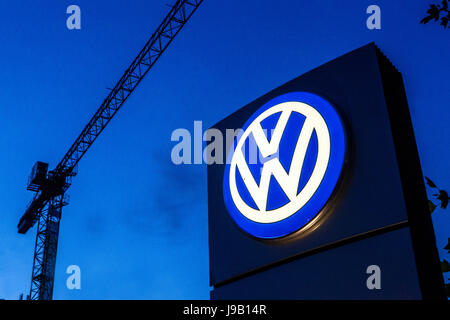 VW-Logo vor der Glaeserne Manufaktur, transparente Fabrik, VW-Werk, Automobilbau, Dresden, Sachsen, Deutschland, Europa Stockfoto