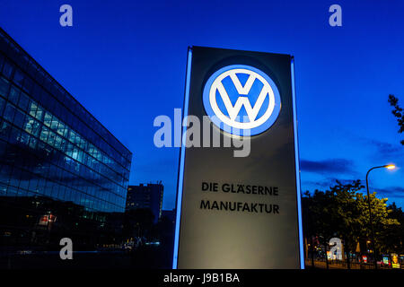 VW-Logo vor der Glaeserne Manufaktur, transparente Fabrik, VW-Werk, Automobilbau, Dresden, Sachsen, Deutschland, Europa Stockfoto