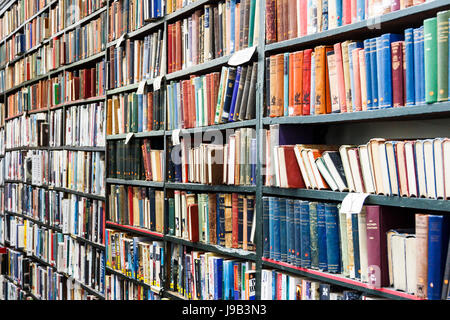 Bücher in Regalen in einer alten Bibliothek, London, Großbritannien Stockfoto