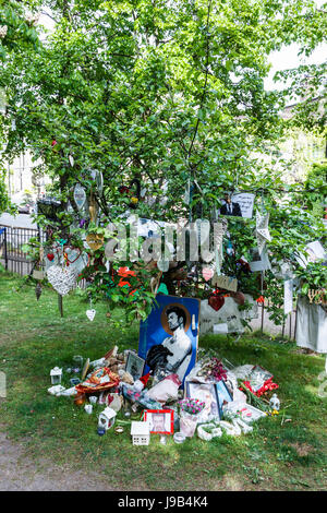 Tribute von Blumen, Fotos, Erinnerungsstücke und Kerzen außerhalb der Heimat der Popstar George Michael in die Waldung, Highgate, London, UK Stockfoto