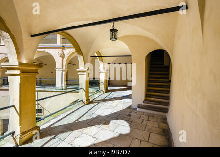 Innenhof im Schloss Pieskowa Skala in der Nähe von Krakau, Polen Stockfoto