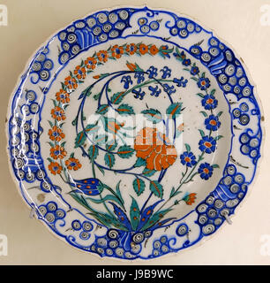 Teller mit Blumen, Iznik, Türkei, zweite Hälfte des 16. Jahrhunderts n. Chr., glasierte Keramik Cinquantenaire Museum Brüssel, Belgien-DSC09085 Stockfoto