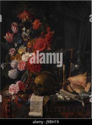 Nicolaes van Verendael Vanitas-Stillleben mit Blumen, Totenkopf, Sanduhr, Muschelschale und silbernen Krug auf einem teilweise drapierten Tisch Stockfoto