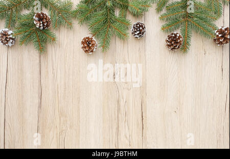 Weihnachten-Grenze mit natürlichen Baum Tannengrün und snowy White Tannenzapfen. Stockfoto