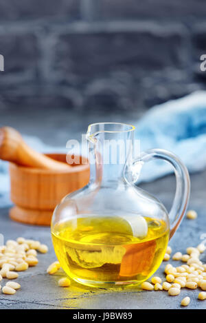 Mais-Öl in der Flasche und auf einem Tisch Stockfoto