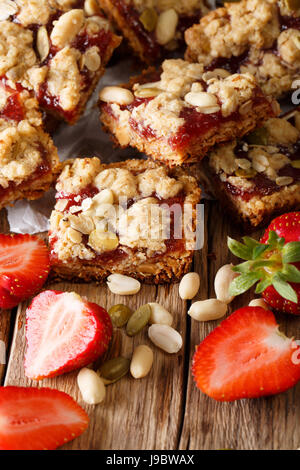 Erdnuss und Erdbeere Jelly Oat Bar Plätze close-up auf dem Tisch. Vertikal Stockfoto