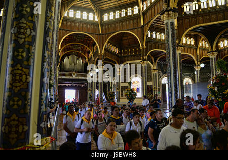 Pilger auf dem Altar der Basillica de Nuestra Señora Los Angeles während der katholischen Wallfahrt nach in Cartago, Costa Rica auf Augu kriechen Stockfoto