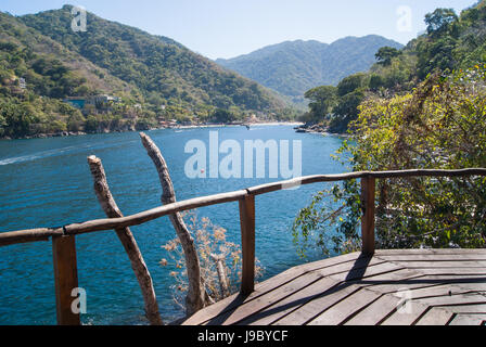 Ein Blick von Boca de Tomatlan eine hölzerne Aussichtsplattform. Stockfoto