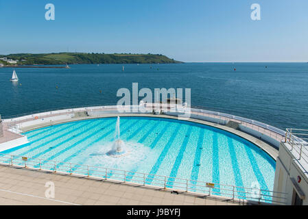 Tinside Lido auf Plymouth Hacke mit Plymouth Sound hinter. Stockfoto