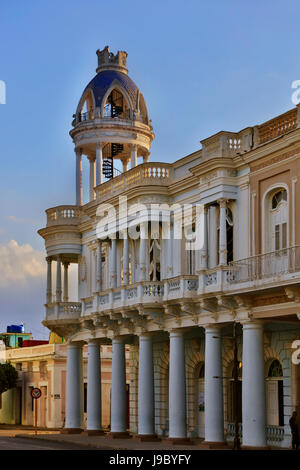 Die CASA DE LA CULTURA BENJAMIN DUARTE befindet sich im PARQUE JOSE MARTI - CIENFUEGOS, Kuba Stockfoto