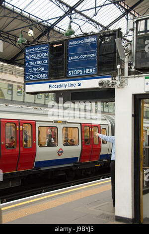 Der Earl's Court U-Bahnstation Plattform Anzeige, Earl's Court, London, UK Stockfoto