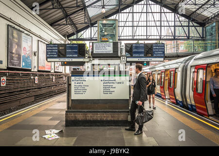 Earls Court u-Bahnstation während der Feierabendverkehr. Stockfoto