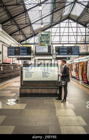 Earls Court u-Bahnstation während der Feierabendverkehr. Stockfoto