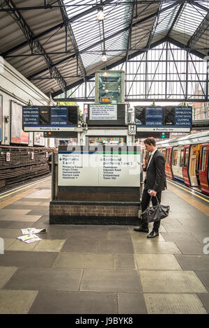 Earls Court u-Bahnstation während der Feierabendverkehr. Stockfoto